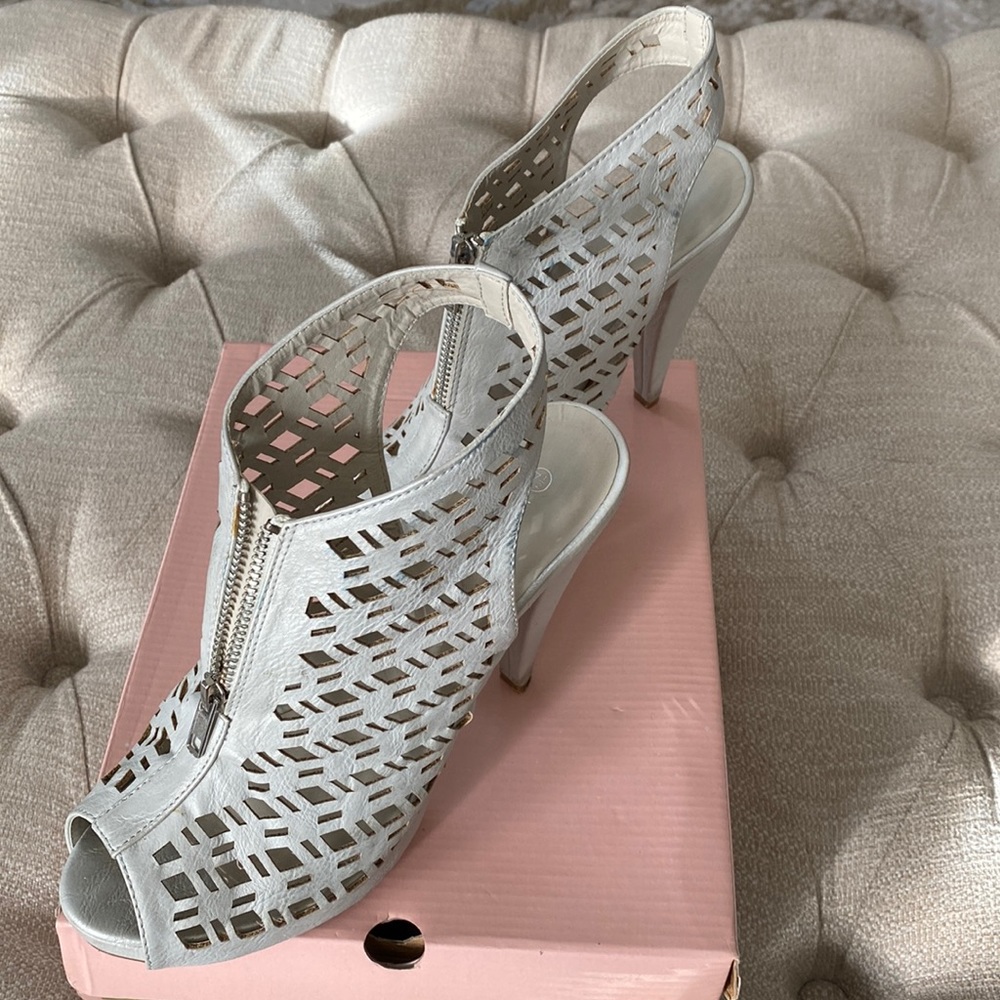 Light gray 4-1/2” heel sandals in size 7.5.
